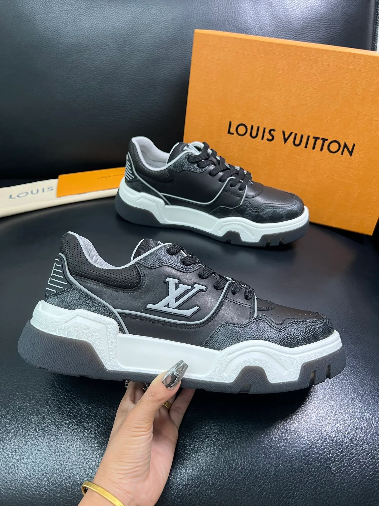 Men's shoes 💰900 Lv top purchase Louis Vuitton, counter synchronization, uppers imported from Italy cowhide, imported mesh padding soft and comfortable, soles: original soles specially provided by the original factory, T men's shoes 💰U exclusive movable molded soles super comfortable, original factory and single goods, high quality, welcome to compare, code number 38-44 (customized 45) 85883